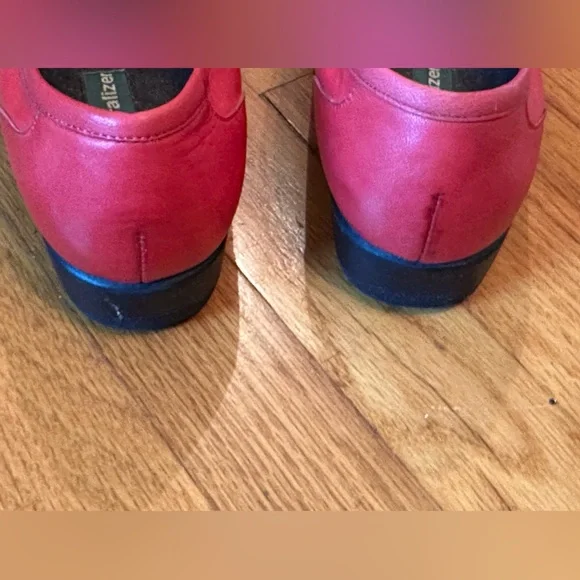 Red Wedge Women’s Naturalizer - Picture 3 of 6